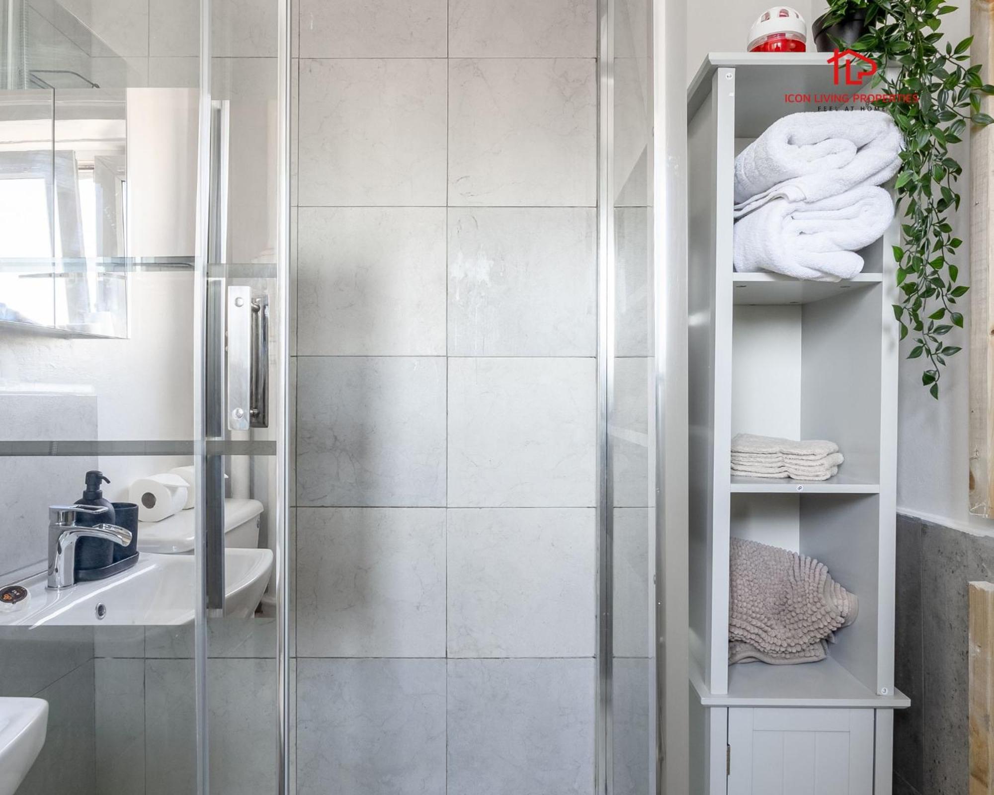 Spacious 1 Bed Flat For Contractors Leisure And Relocation Guests By Icon Living Properties Short Lets And Serviced Accommodation Barking Extérieur photo
