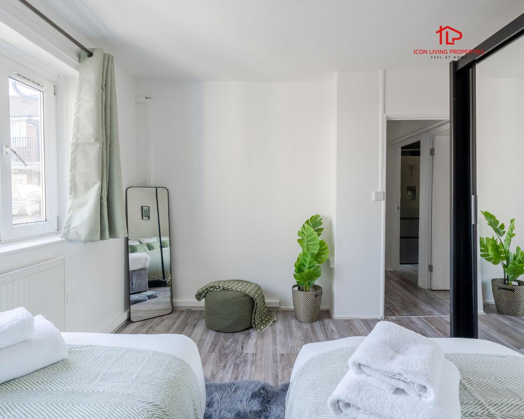 Spacious 1 Bed Flat For Contractors Leisure And Relocation Guests By Icon Living Properties Short Lets And Serviced Accommodation Barking Extérieur photo