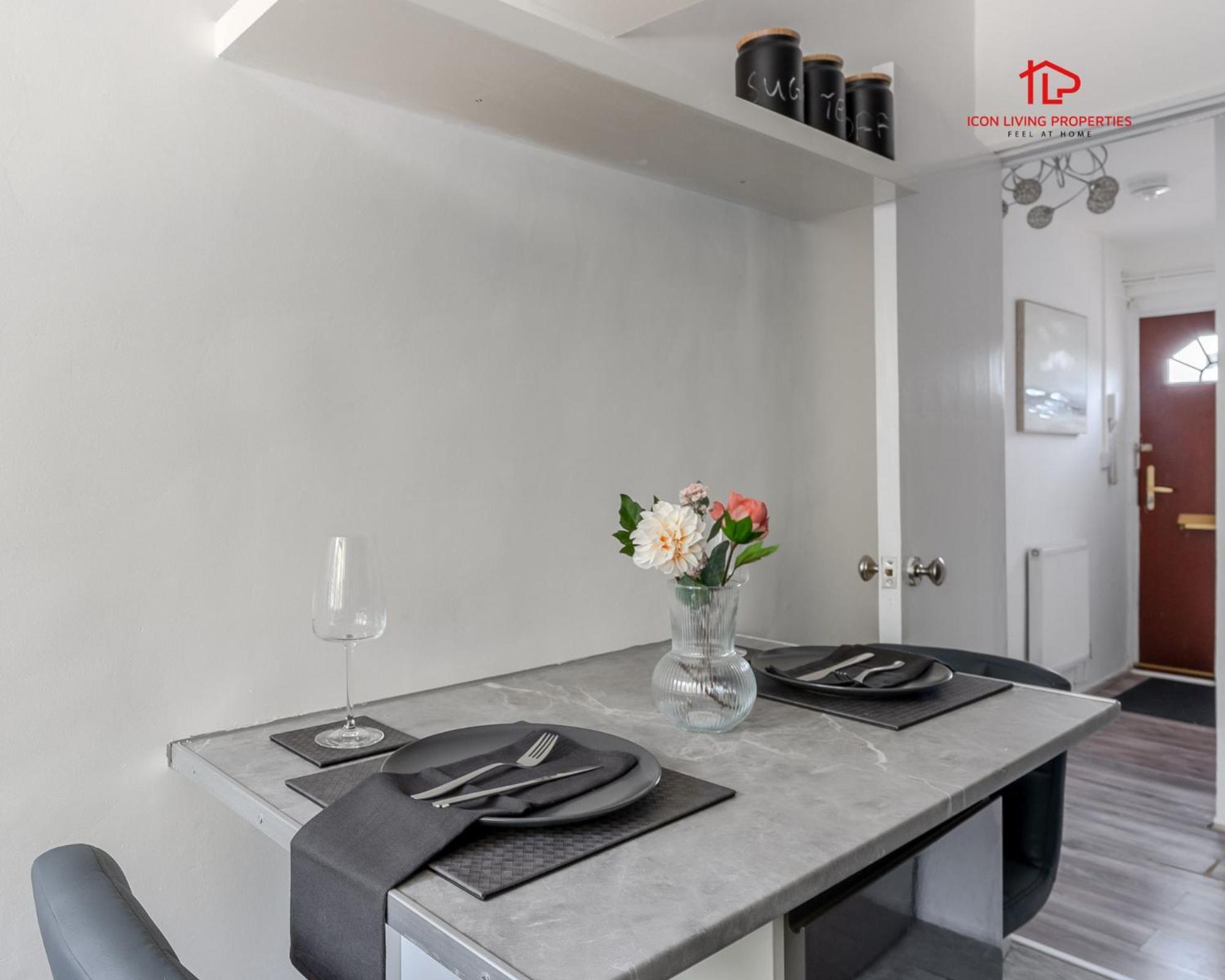 Spacious 1 Bed Flat For Contractors Leisure And Relocation Guests By Icon Living Properties Short Lets And Serviced Accommodation Barking Extérieur photo